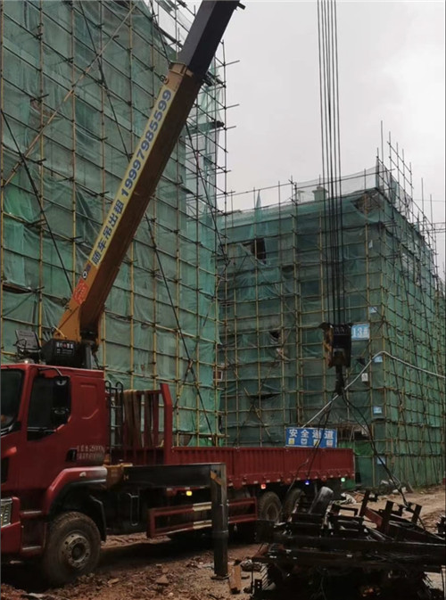 昭平县“慢工细活”—— 吊车的 “微动控制” 技术