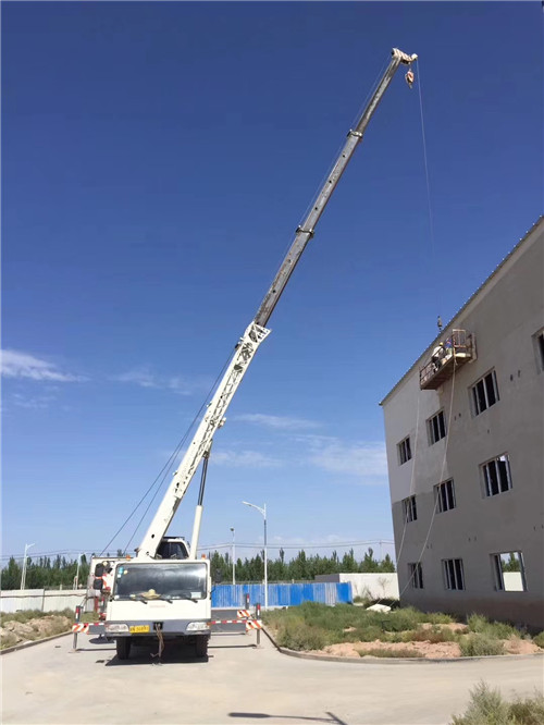 昭平县“轻装强干”—— 吊车的 “轻量化臂架” 技术